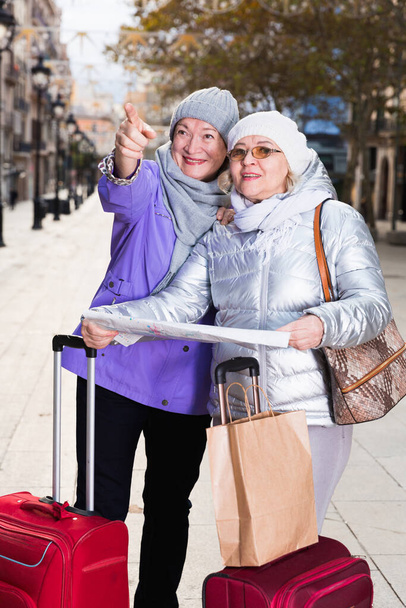 Senior females traveling with city map - Foto, afbeelding