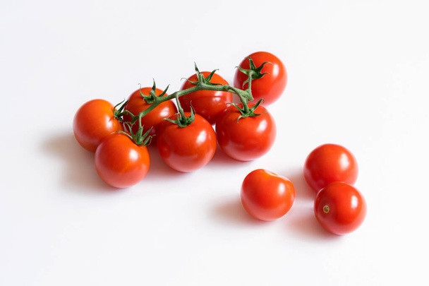 Zralá cherry rajčata na větvi izolované na bílém pozadí. - Fotografie, Obrázek