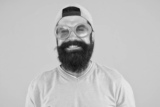 Fun and entertainment. casual hipster outfit. funny man having fun. bearded guy in party glasses. just like a freak. he is going crazy. summer male fashion. happy and smiling hipster - Foto, imagen