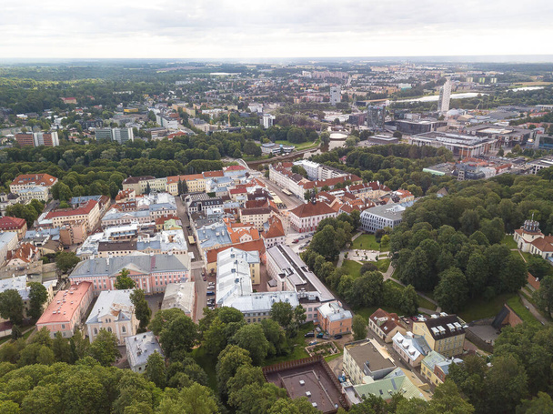 Photo d'en haut. Tartu Estonie. La vieille ville de Tartu Estonias deuxième plus grande ville en plus d'une journée d'été, - Photo, image