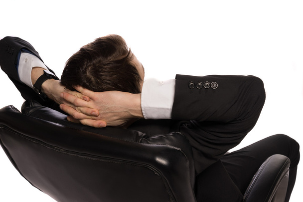 Расслабленный бизнесмен, сидящий в удобном кресле
 - Фото, изображение