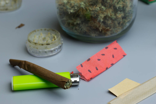 Tienda de accesorios para fumar cannabis. Concepto de industria legal de Marjuana. Blunt lleno de hierba. - Foto, Imagen