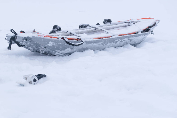 Спасательные сани на снегу без людей и лыжи похоронены под снегом. Спасательное оборудование и инструменты. - Фото, изображение