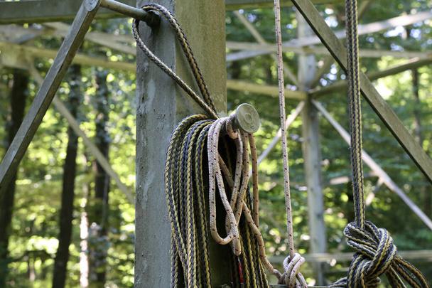Катушка длинной веревки, свисающая с металлической конструкции - Фото, изображение