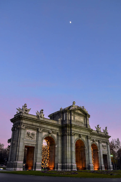 Ein Shooting der berühmten Tür von Alcala mit einem farbenfrohen Himmel - Foto, Bild