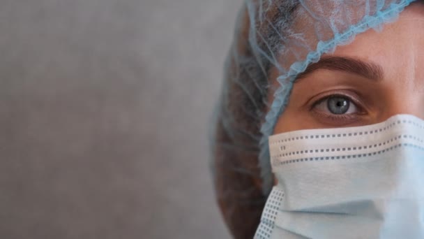 Медсестра з захисною медичною шапкою і хірургічною маскою обличчя під час коронавірусу. - Кадри, відео