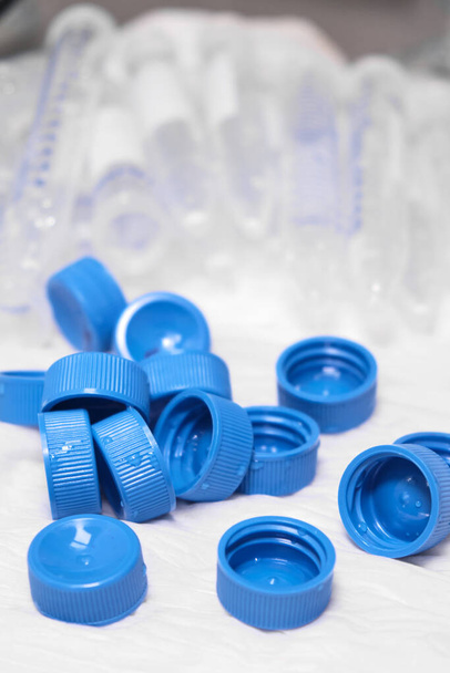 Tubes de centrifugation usagés avec bouchons bleus pour le prélèvement et la préparation des échantillons. Analyse biochimique ou analytique. Déchets plastiques au laboratoire - Photo, image