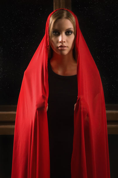 девушка в красном на фоне звездного неба
 - Фото, изображение