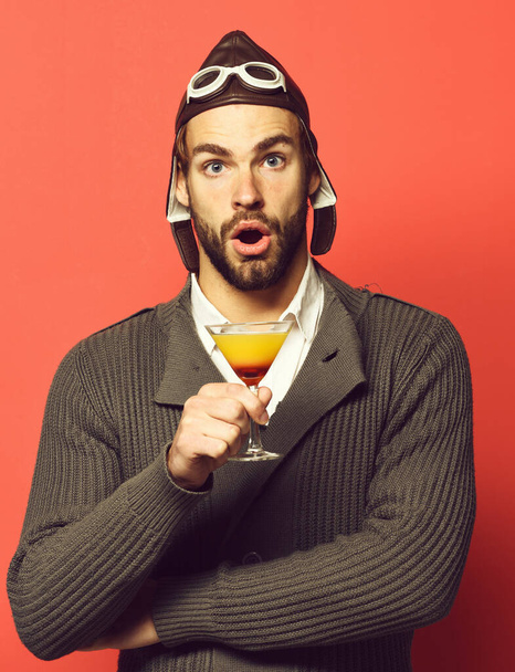 bearded pilot with cocktail in glass - Foto, afbeelding