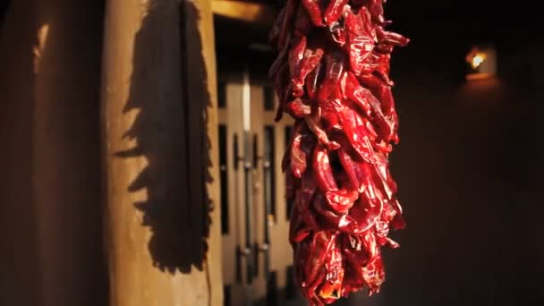 αποξηραμένα πιπεριές ταλάντευση στον αέρα - Πλάνα, βίντεο