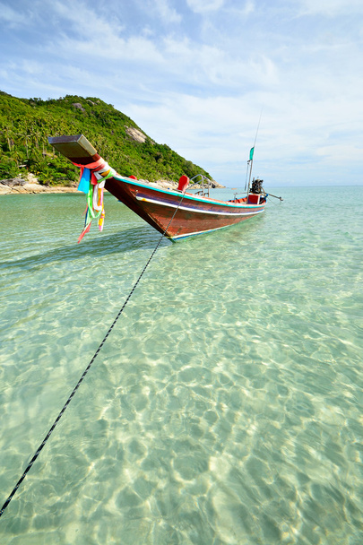 Barco flotando sobre agua transparente
 - Foto, Imagen