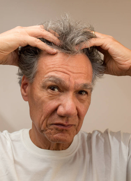 Senior Man robi sobie masaż na własną głowę - Zdjęcie, obraz