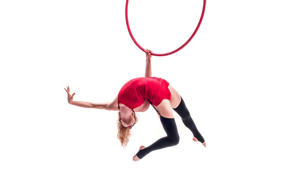 Блондинка-гимнастка с красным обручем в руках. Красное платье. белый фон - Фото, изображение