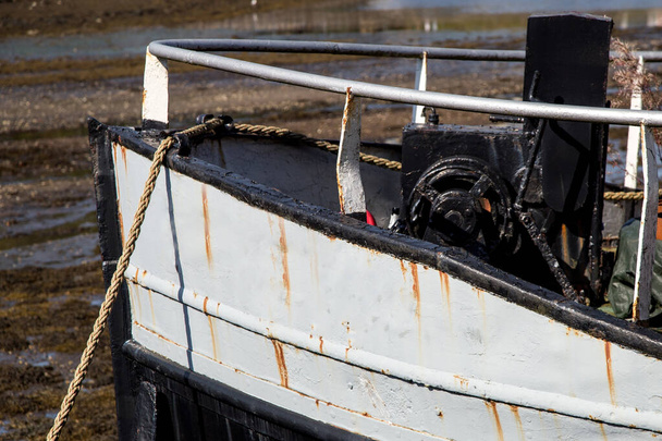 Старий рибальський човен в носовій частині в приморській гавані
 - Фото, зображення
