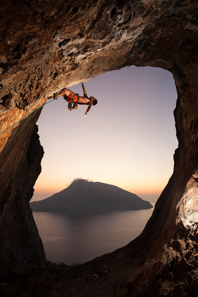 rock klimmer bij zonsondergang - Foto, afbeelding