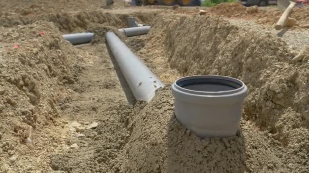 FERMETURE : Le ciment frais gris foncé recouvre les tuyaux d'un système de drainage des eaux usées. - Séquence, vidéo