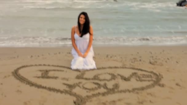 žena psaní, že miluji tě na písku - Záběry, video
