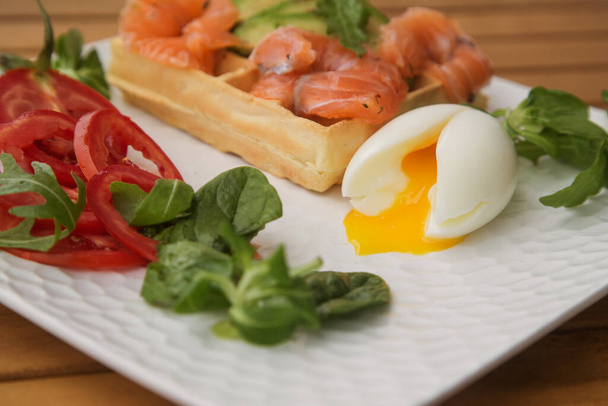 вафелька зі скибочками солоного лосося та авокадо. концепції здорового сніданку
.  - Фото, зображення