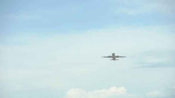 Osobní letadlo za letu. Letadlo letí vysoko na modré obloze. Spodní pohled - 4K - Záběry, video