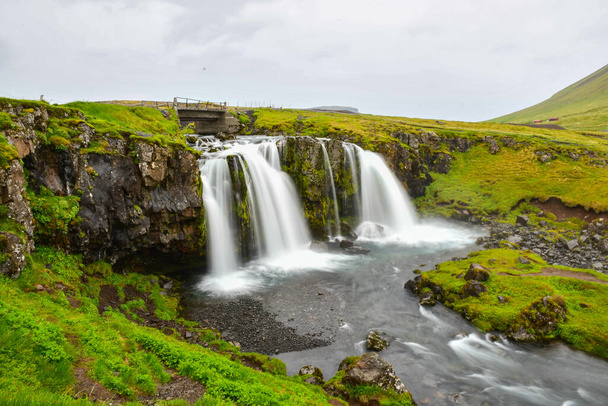 Kirkjufellsfoss vodopád na poloostrově Snaefellsnes na západním Islandu - Fotografie, Obrázek