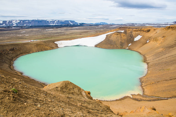 北アイスランドのクラフラ火山の湖とヴィティクレーター - 写真・画像