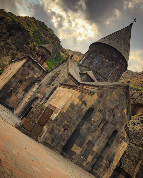 Geghard è un monastero medievale nella provincia di Kotayk in Armenia, parzialmente scavato nella montagna adiacente, circondato da scogliere. E 'elencato come UNESCO - Foto, immagini
