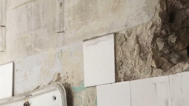 Egy törött fal omlik össze egy földrengés miatt.. - Felvétel, videó