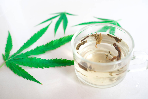 Cannabis (marijuana) thé avec permission de cannabis, Médecine alternative, Cannabis médical, isolé sur fond blanc.  - Photo, image