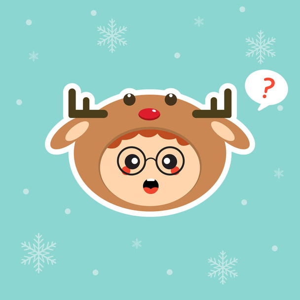 Kawaii ve geyik gibi giyinmiş komik küçük çocuk. Karnaval kostümü giymiş şirin bir çocuk. Mutlu Noeller ve mutlu yıllar. Kış tatili Tebrik kartı, maskot, ağ için düz vektör tasarımı - Vektör, Görsel