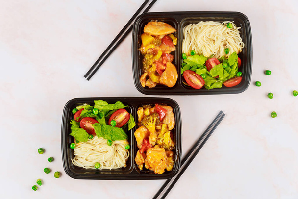 Gezond voedsel leveren of lunch meenemen in plastic container. Chinese keuken. - Foto, afbeelding