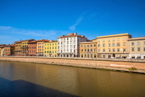 Городские пейзажи Пизы и реки Арно в Италии - Фото, изображение