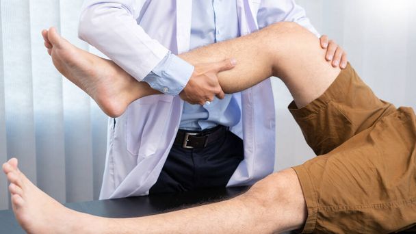 fizjoterapeuta lekarz rehabilitacja doradztwo fizjoterapia daje ćwiczenia leczenie kolana z pacjentem w klinice fizjoterapeutycznej lub szpitalu - Zdjęcie, obraz