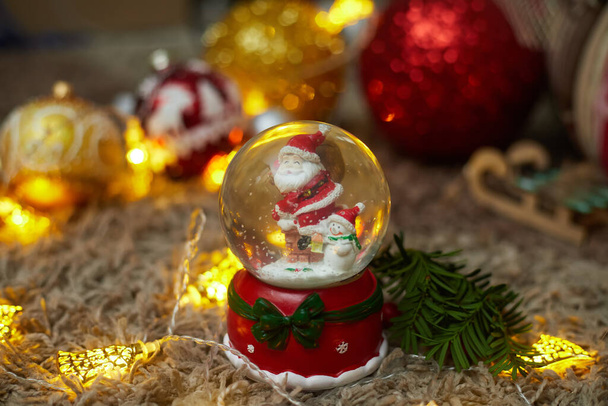 雪とサンタのクラスとおもちゃでクリスマスボール、ボケ、フラットレイ、コピースペース - 写真・画像