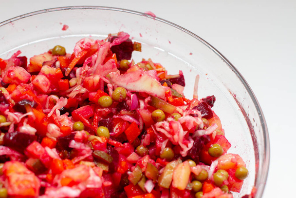 Sluiten van traditionele Russische salade vinaigrette op glazen kom. Stap voor stap salade recept - Foto, afbeelding