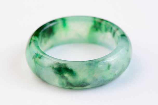 Textura de anel de jadeite no fundo branco - Foto, Imagem