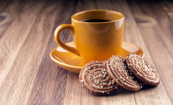 πολύχρωμο φλιτζάνι καφέ και μπισκότα. - Φωτογραφία, εικόνα