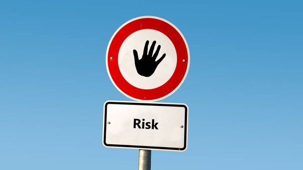 Улица подписать направление к безопасности против риска
 - Фото, изображение