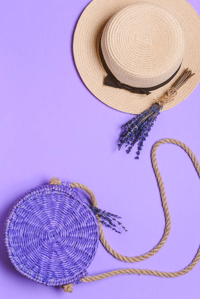 Straw hat and bag on color background - Photo, Image