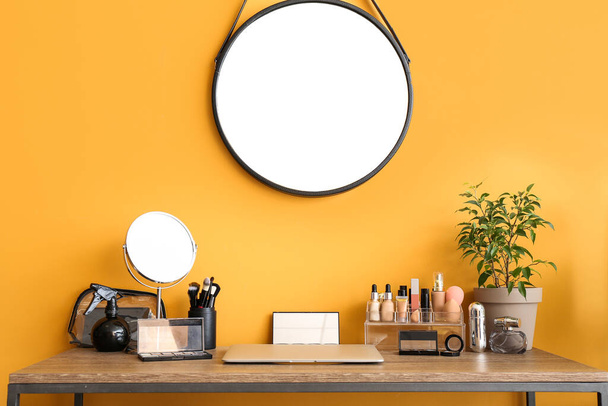 Taulukko peili, koriste kosmetiikka ja kannettava moderni meikki huone - Valokuva, kuva