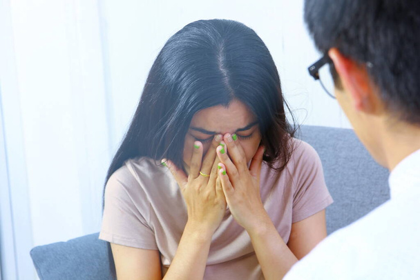 Asiatique femme pleurer avec son problème avec un phychologue - Photo, image