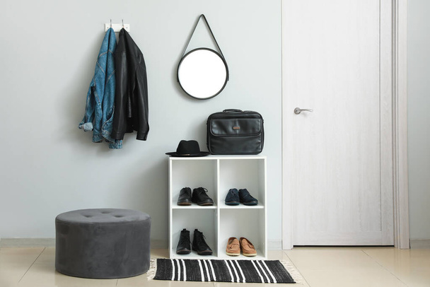 Regał z butami i akcesoriami w stylowym nowoczesnym korytarzu - Zdjęcie, obraz