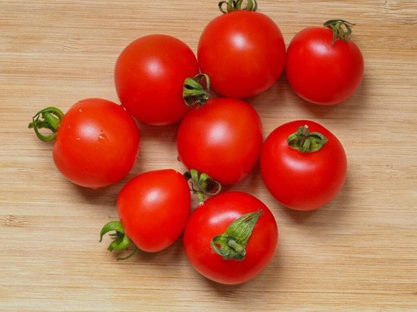 Frisch gepflückte Tomaten, Sorte Mountain Magic, auf einem Brett - Foto, Bild