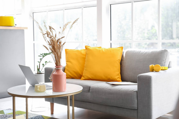 Elegante interno del soggiorno con comodo divano e tavolo - Foto, immagini