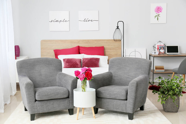 Интерьер современной стильной спальни с креслами - Фото, изображение