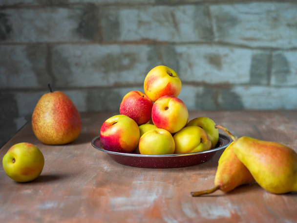 Zestaw owoców dojrzałych owoców, nektaryn i gruszek na drewnianym stole w kuchni rustykalnej - Zdjęcie, obraz