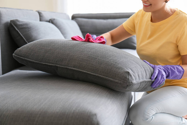 Mulher removendo sujeira do sofá em casa - Foto, Imagem
