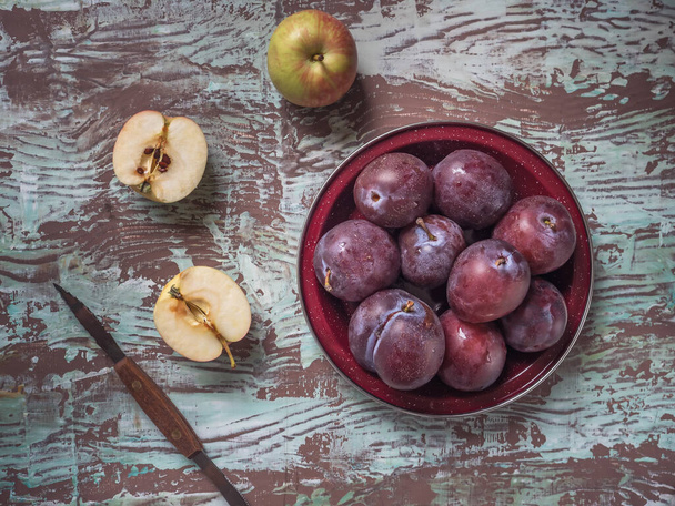 木の茶色のテーブルの上にジャムや果物の充填を行うための準備新鮮な果物 - 写真・画像