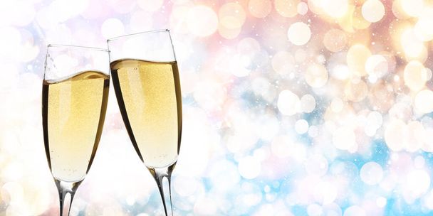 Рождество и Новый год широкий фон боке. Шаблон поздравительной открытки с бокалами шампанского и копировальным пространством - Фото, изображение