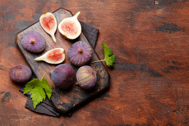 Ripe sweet figs on cutting board. Top view with copy space - Foto, immagini