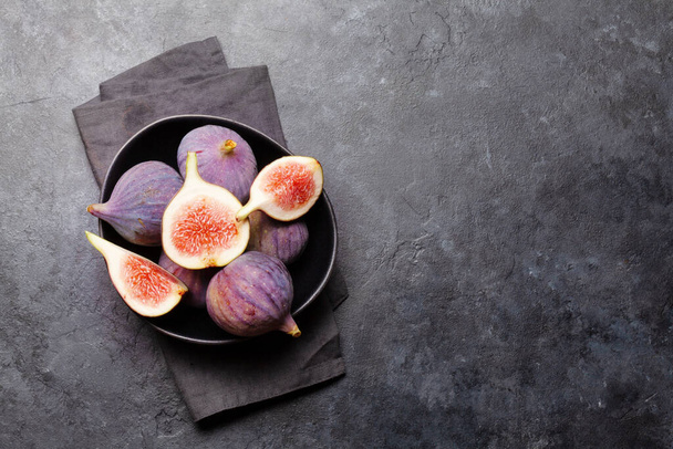 Ripe sweet figs in bowl. Top view flat lay with copy space - Foto, immagini